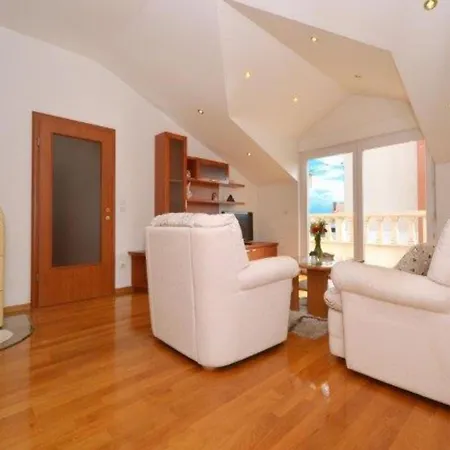 Bright With Balcony And Private Parking Kastela